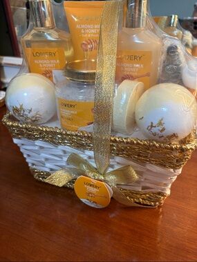 Lovery Almond Milk & Honey Bath Gift Set — White & Gold